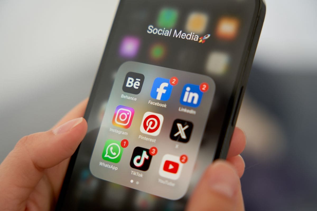 While you can't eliminate the AI's presence in your WhatsApp, it's possible to avoid it