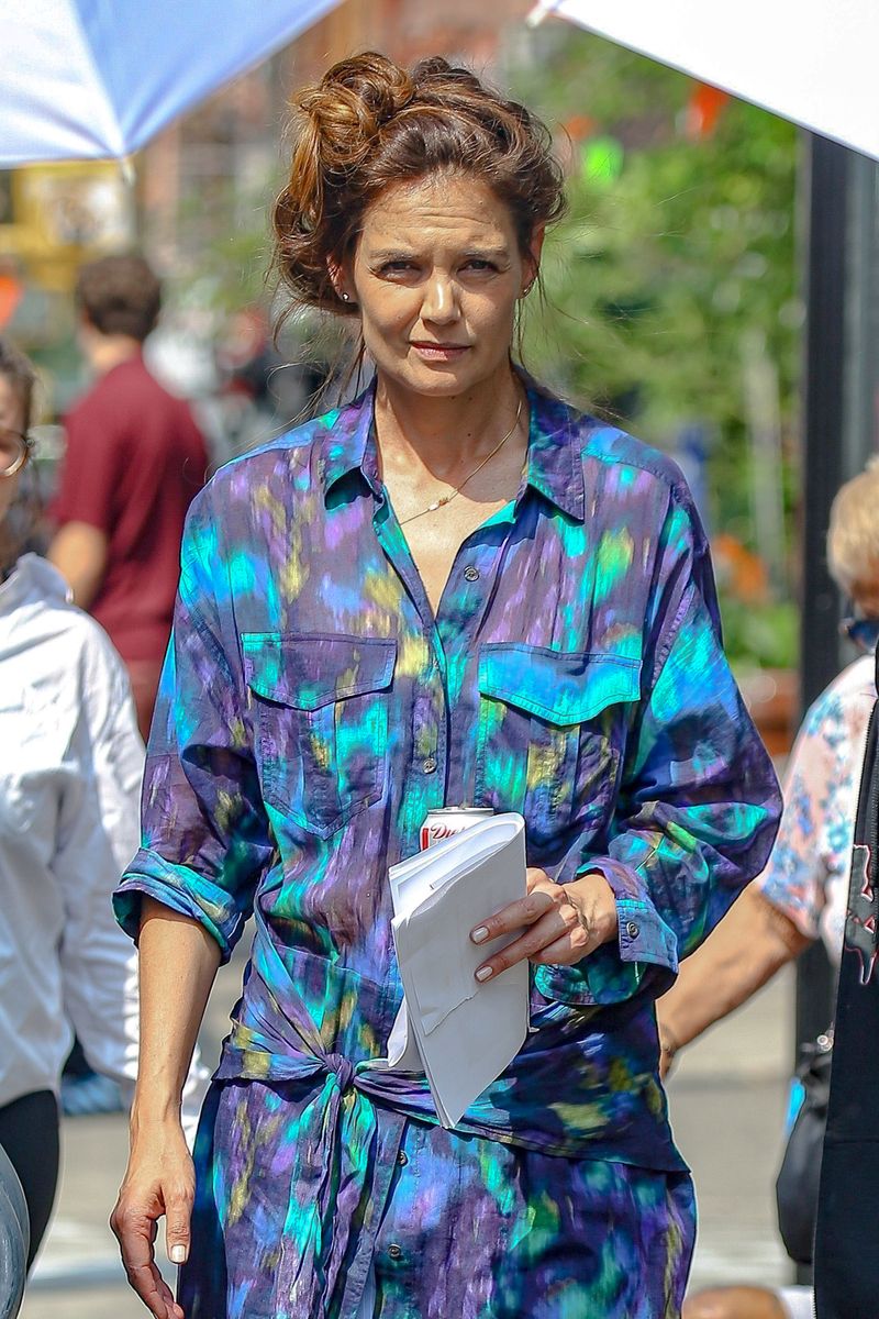 
Katie Holmes and Suri Cruise are spotted walking together on the "Happy Hours" set in New York, before Katie starts filming. 
