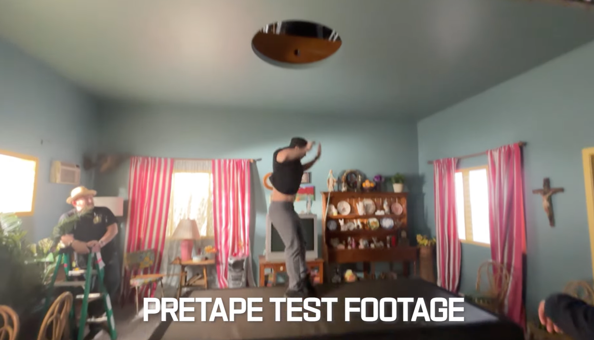 Los espectadores que miraban desde casa vieron lo que parecía ser una acción continua, pero la realidad involucraba una combinación compleja de trucos de cámara, escenografía y metraje pregrabado. 