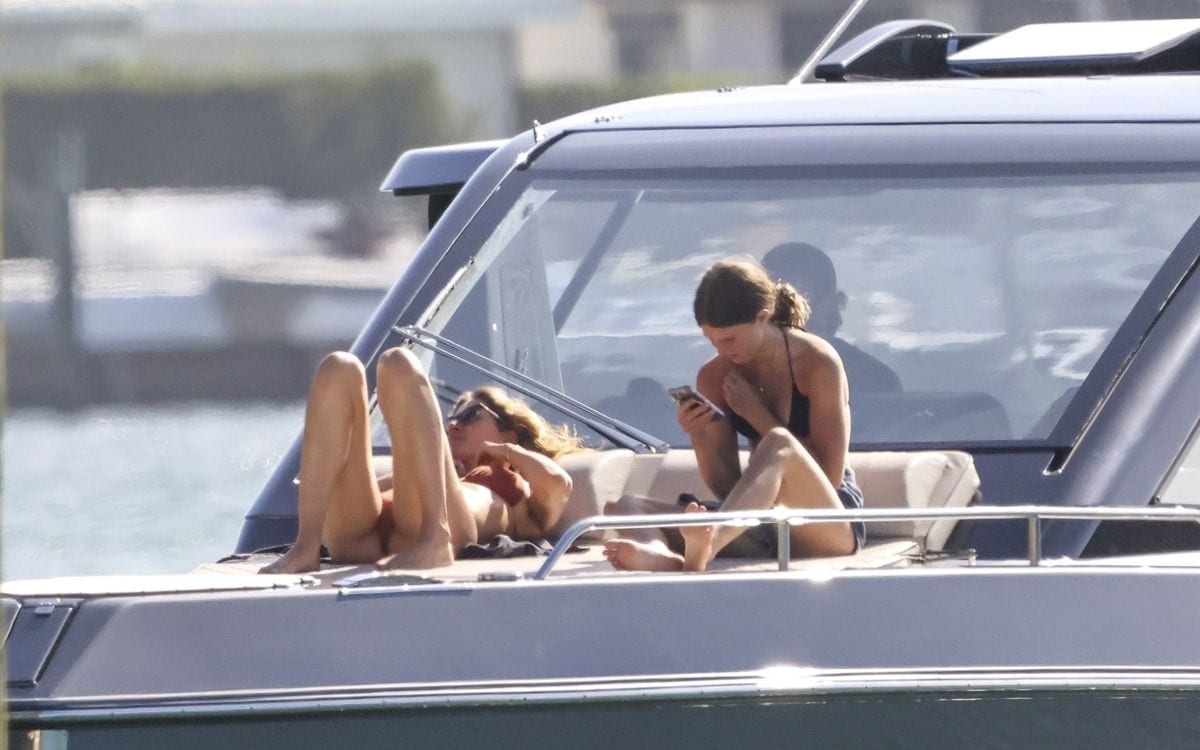 Gisele Bündchen and Joaquim Valente enjoyed a sunny day on the water as they sailed through Miami Bay