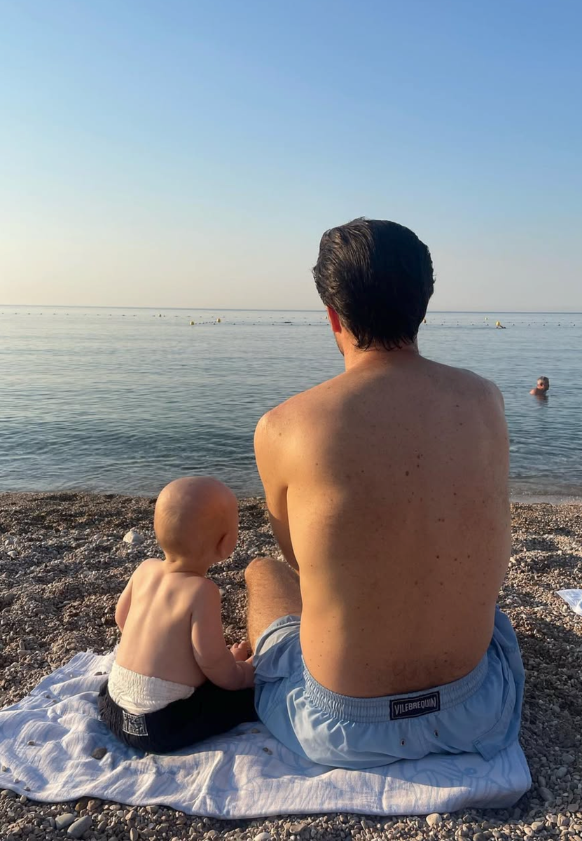 Jérôme d’Ambrosio enjoys a quiet beach day with one of his children. He and Eleonore have now expanded their family with the arrival of baby Cosima.