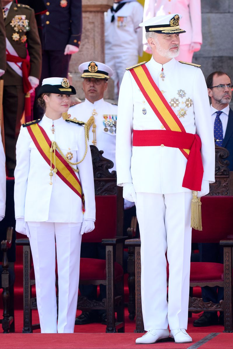 Princess Leonor has been appointed student naval ensign and will receive the Grand Cross of Aeronautical Merit with White Distinction, the same prestigious honor awarded to her father, King Felipe VI, in 1988.