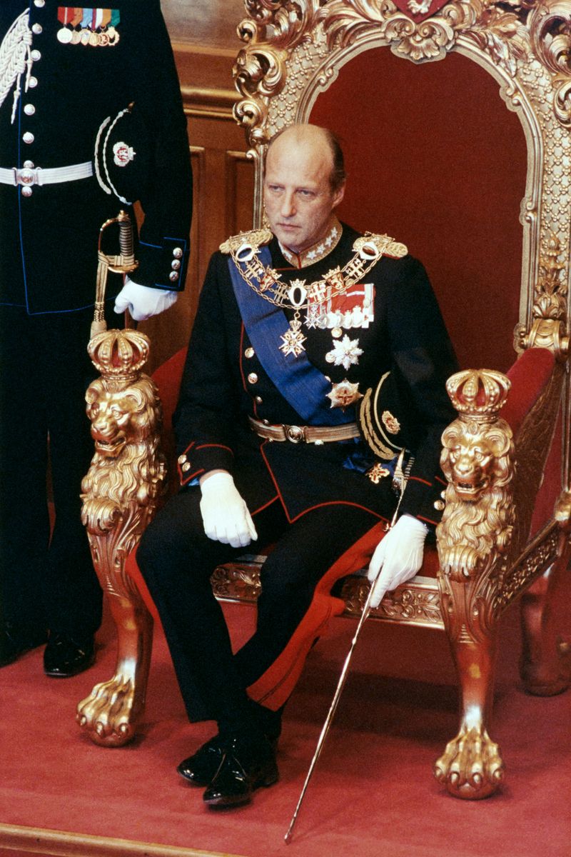 Taking the throne in January 1991, King Harald V became Norway’s first home-born monarch in over 560 years, adopting the historic motto “All for Norway.”