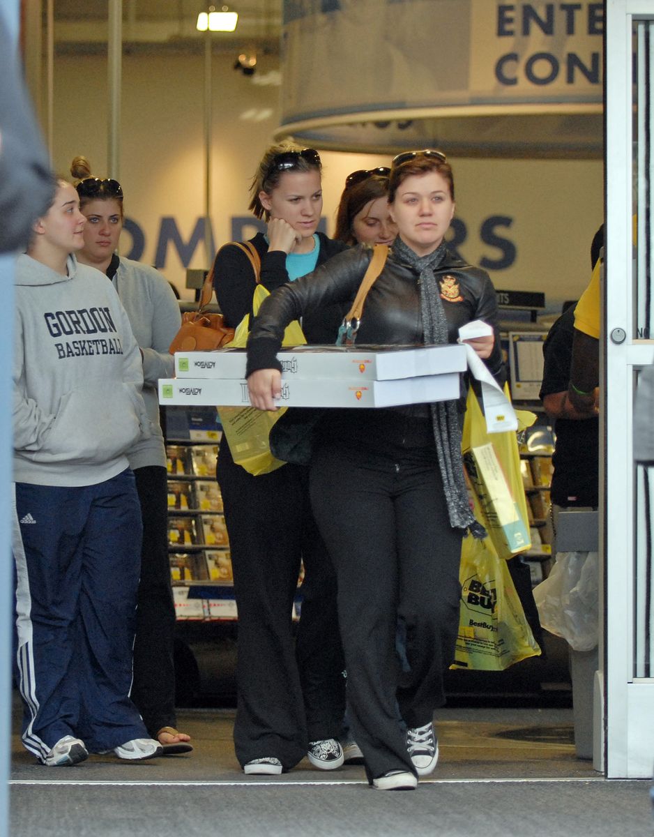 Kelly Clarkson shopping on April 20, 2007 in Los Angeles, California.