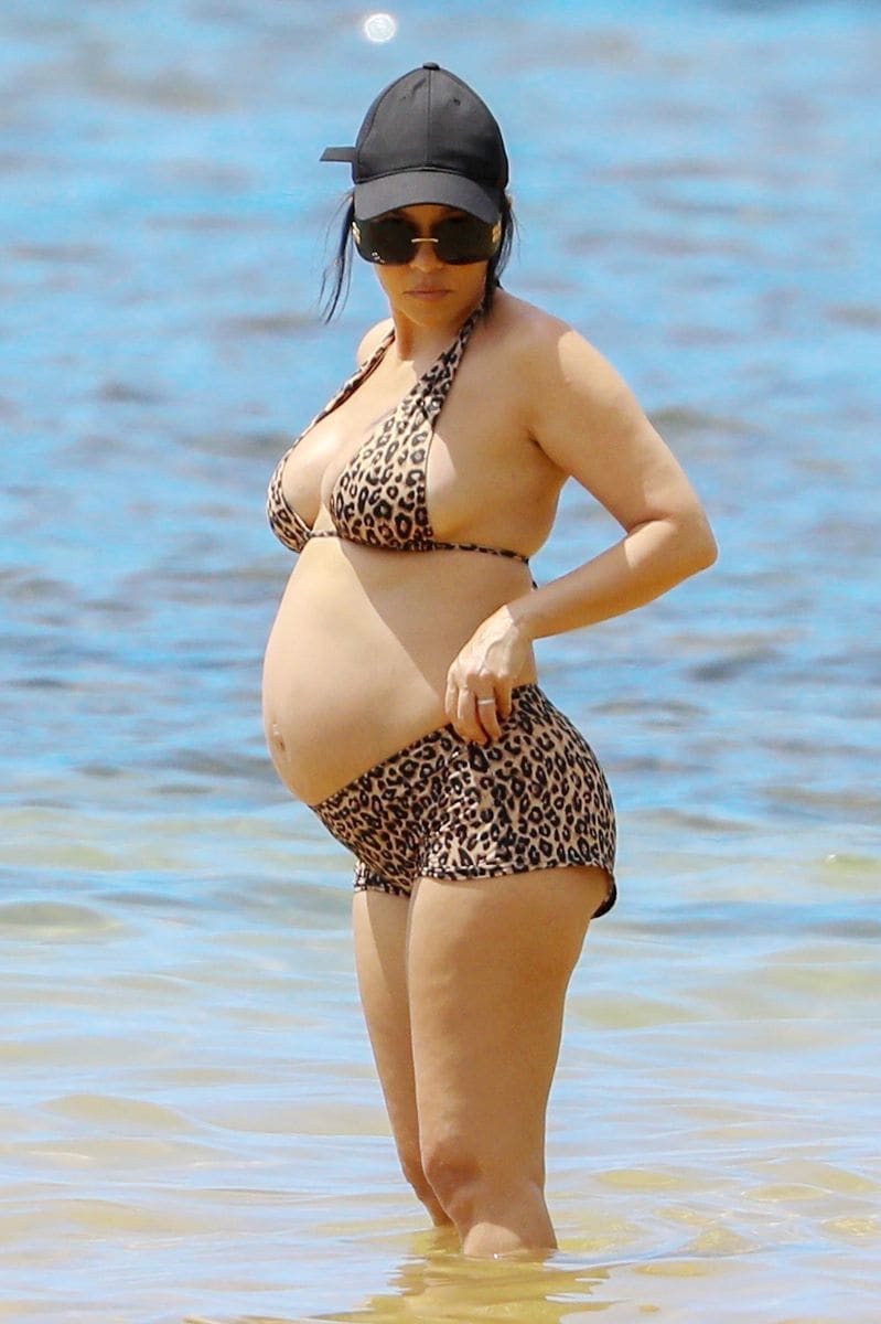 Kourtney Kardashian radiates confidence as she proudly showcases her blossoming baby bump, rocking a stylish animal print bikini during a memorable beach day in Kauai, Hawaii. The reality star indulges in a refreshing dip in the crystal-clear waters, savoring the idyllic summer vibes alongside her children.***

Kourtney Kardashian irradia confianza mientras muestra con orgullo su floreciente pancita, luciendo un elegante bikini con estampado animal durante un memorable día de playa en Kauai, Hawái. La estrella de telerrealidad disfruta de un refrescante chapuzón en las aguas cristalinas, saboreando las idílicas vibraciones veraniegas junto a sus hijos.