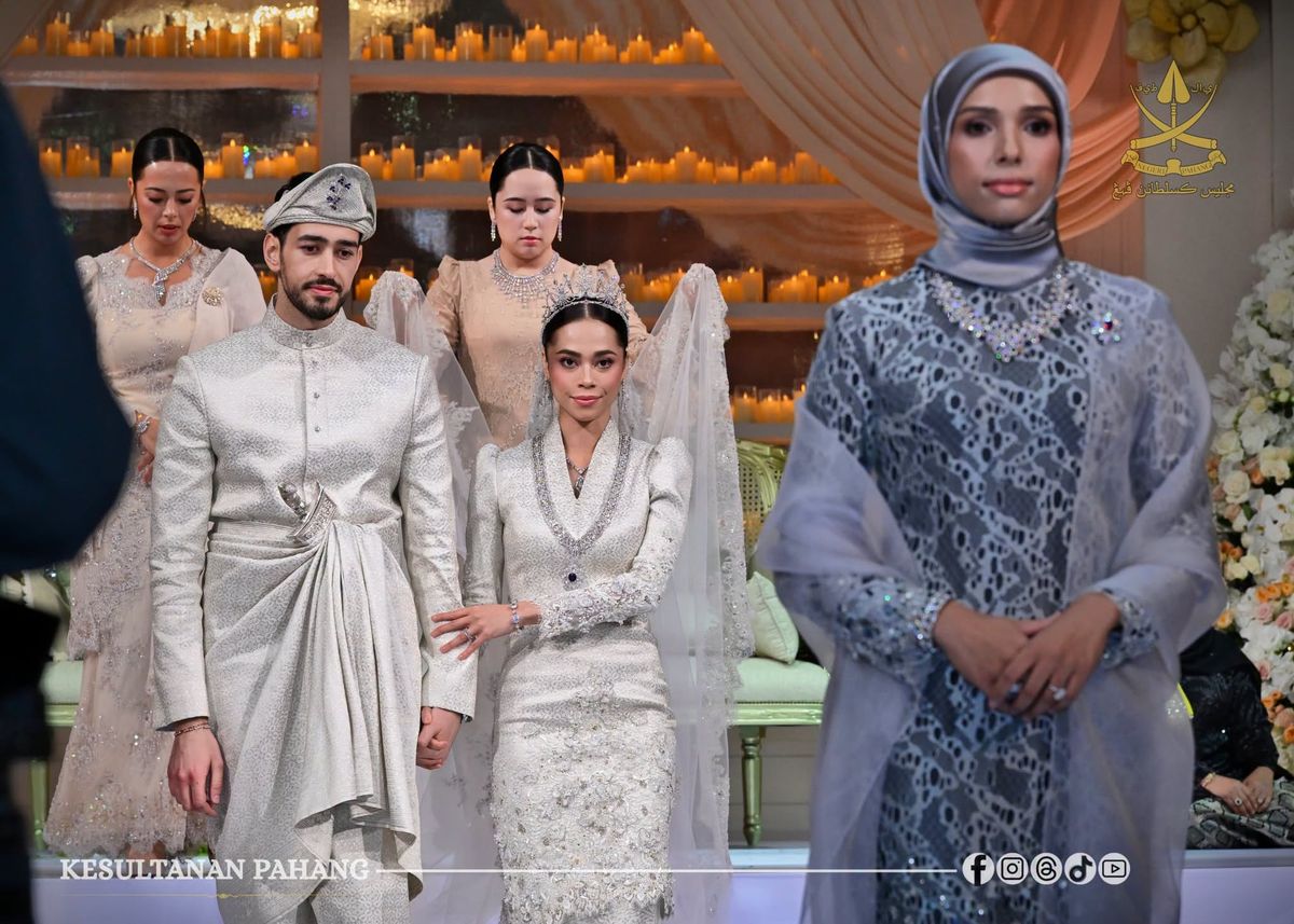 Members of the Pahang Royal Household joined the newlyweds for official portraits following the concluding prayers.