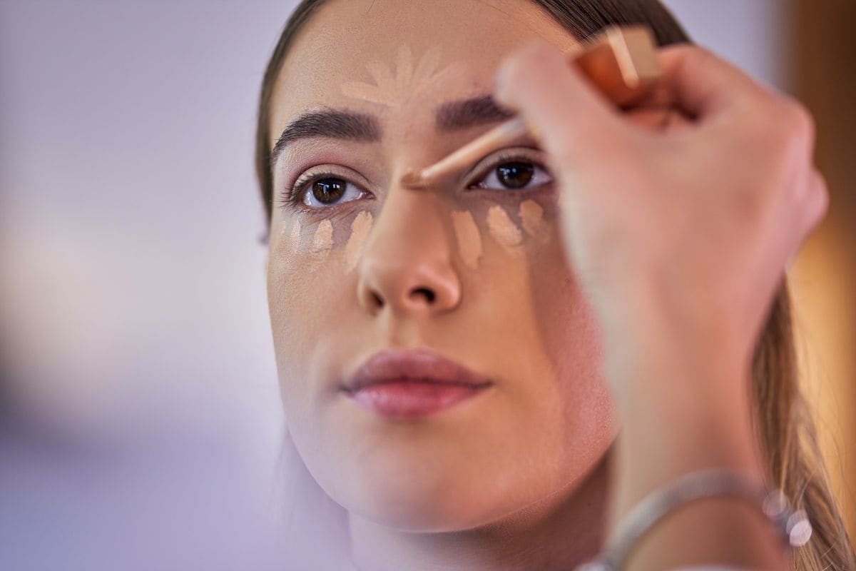  Influencers are sharing tutorials that embrace the bold contour look, often leaving lines intentionally unblended for a dramatic effect.
