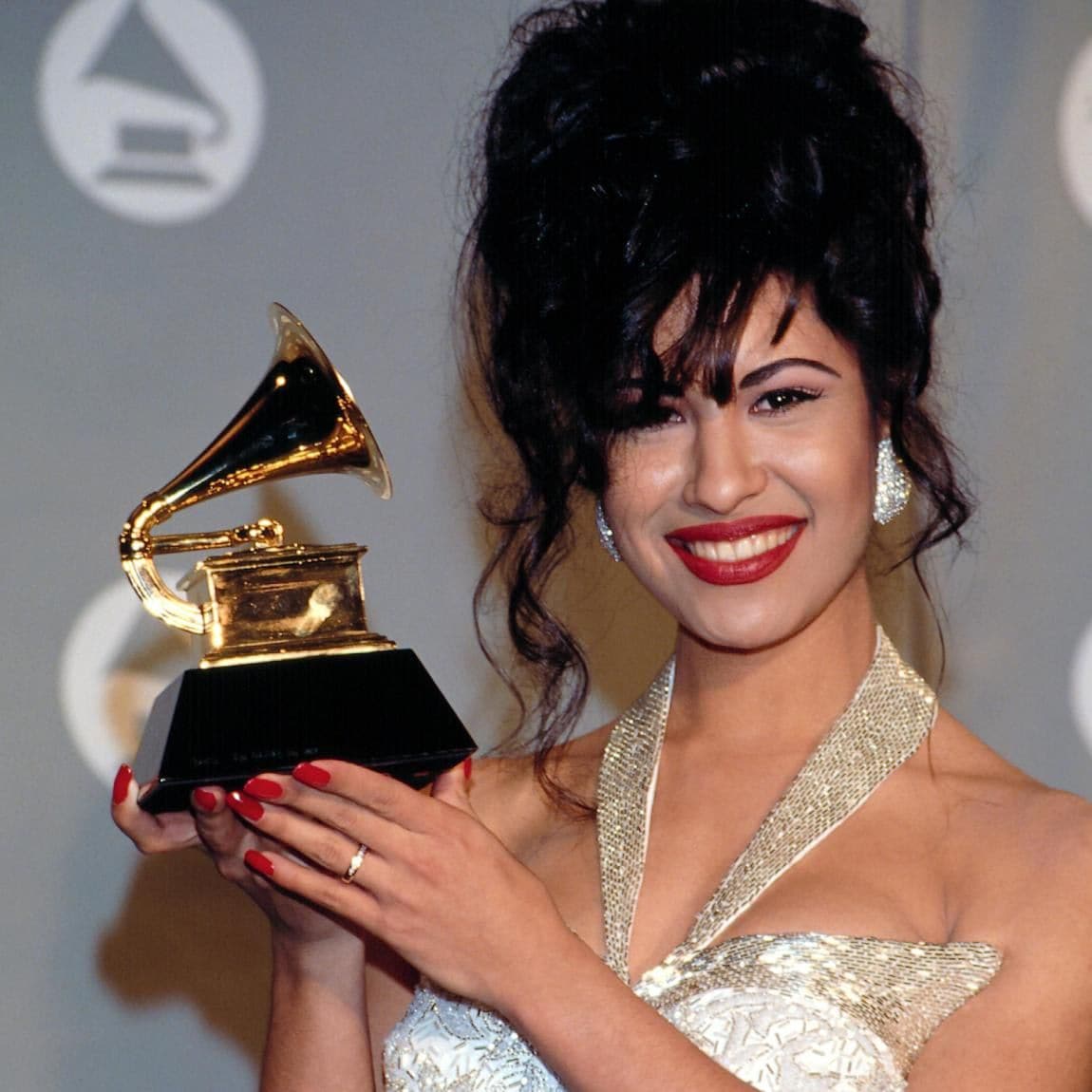 Selena wins a Grammy