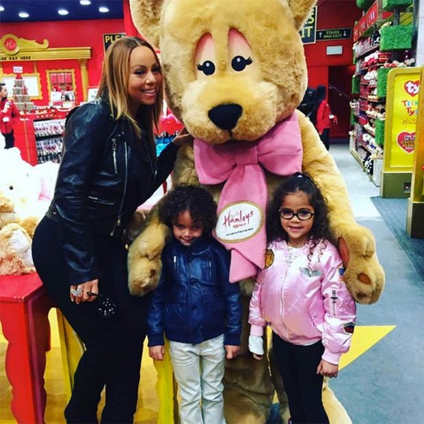 Nick posed this sweet photo of Mariah and their four-year-old twins.
<br>
Photo: Getty Images