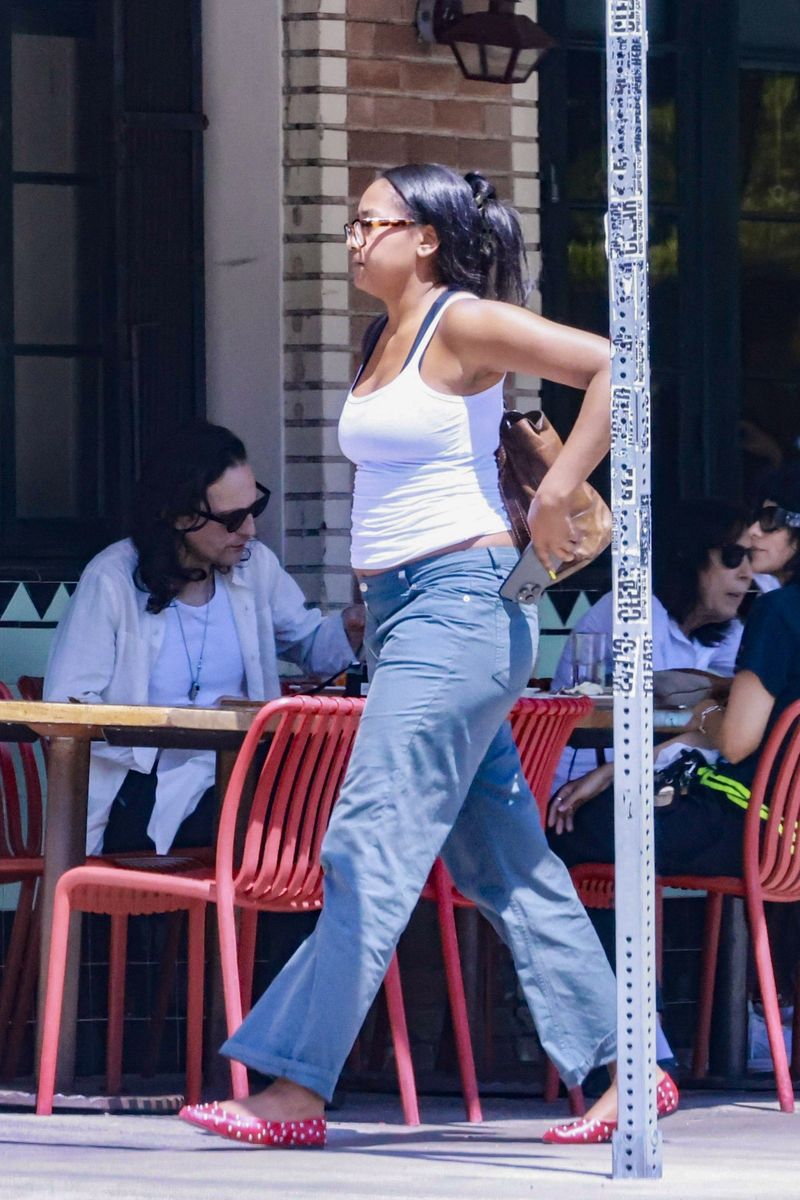 Sasha Obama is spotted enjoying a casual lunch outing with friends in Los Feliz. 