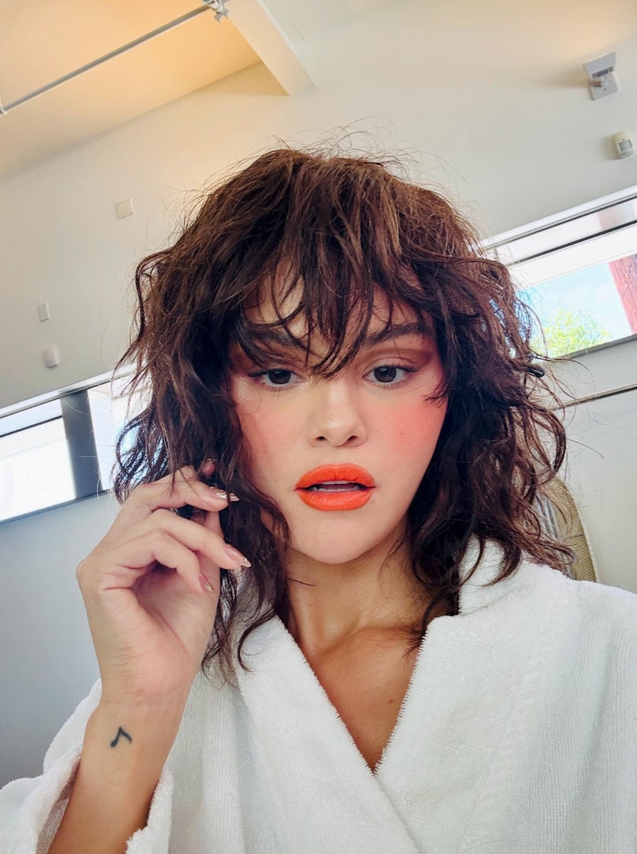 Selena Gomez unveils new 70s-inspired hair transformation