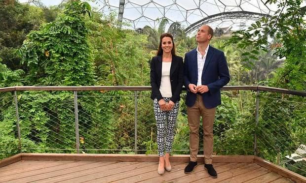 Kate might be known for her fave A-line dresses, but for this outing she opted for printed pants from Gap.
Photo: Getty Images