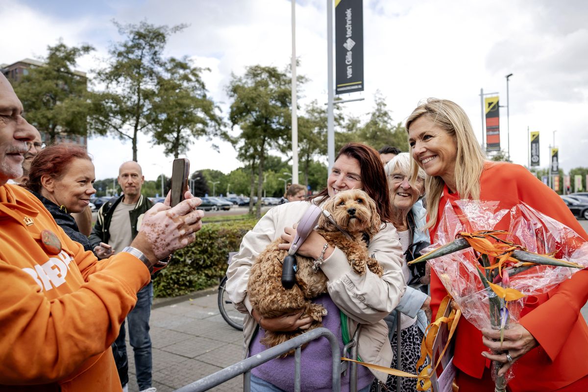 The queen received a colorful bouquet as she wrapped up her visit to Breda, where soccer provided the backdrop for an important conversation about mental health.