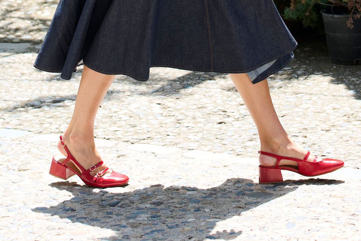  Queen Letizia’s Effortless Style Shines in Denim and Red Heels"