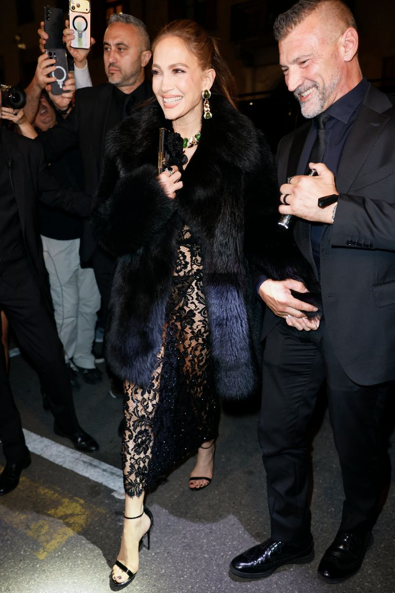 Fans are loving the visible chemistry between Jennifer Lopez and her bodyguard.