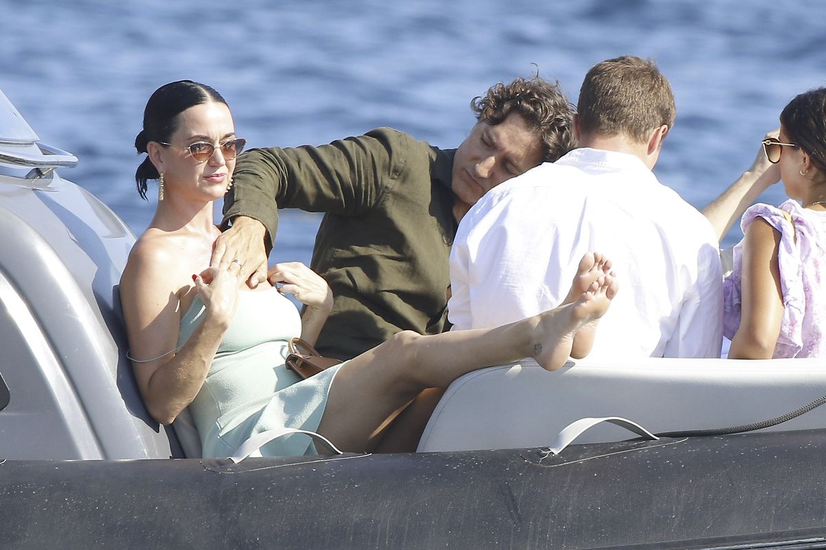 He made sure her famous chest was protected from the UV rays