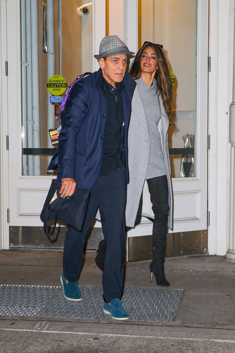 Photo © 2025 Backgrid/The Grosby Group 

*EXCLUSIVE* 
New York, February 28, 2025. 
George Clooney and wife Amal Clooney hold hands as they head out together in New York. 
***  
George Clooney y su esposa Amal Clooney se toman de la mano mientras salen juntos a Nueva York.