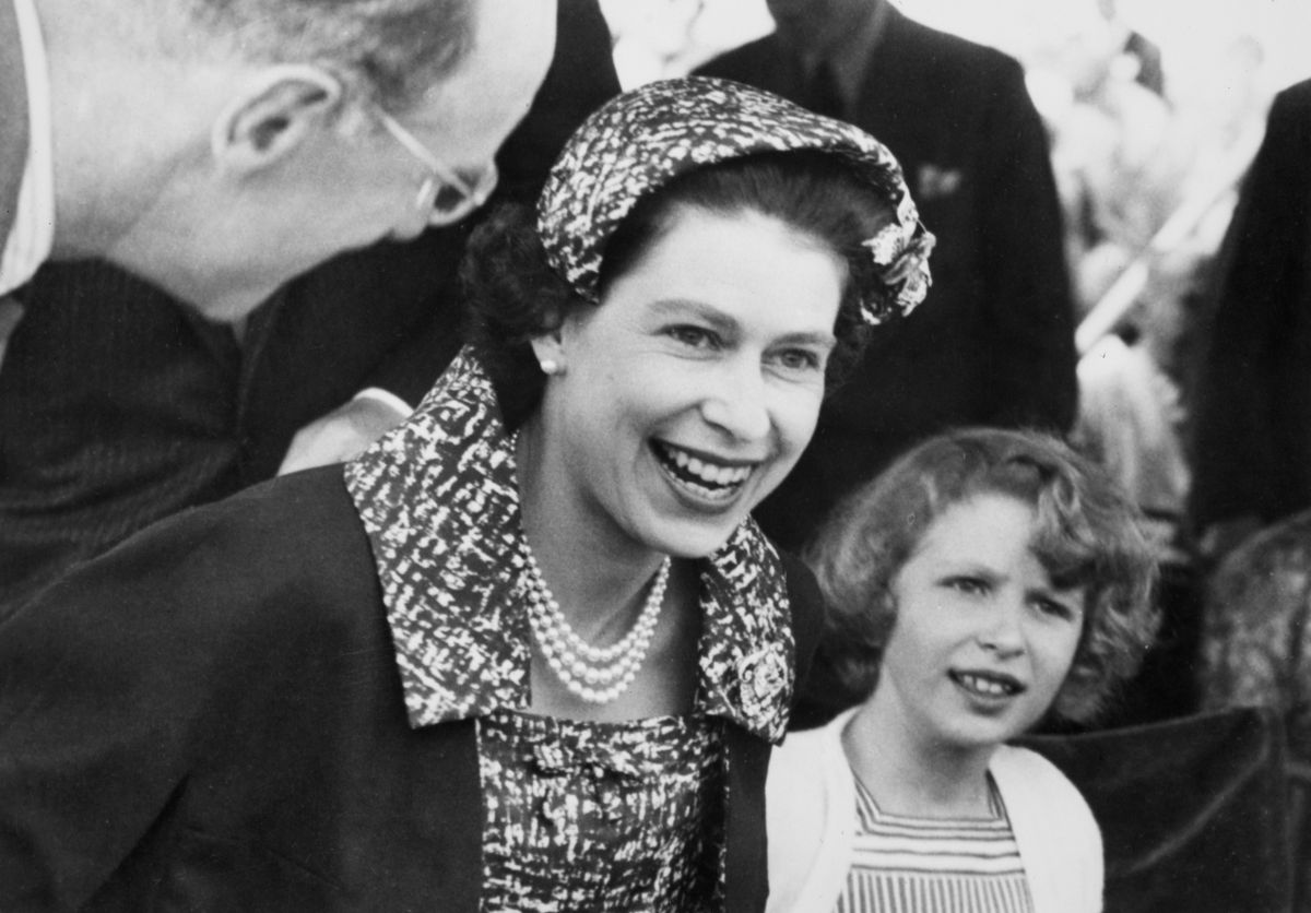 El parecido de la princesa Charlotte con la reina Isabel II, visto en su aplomo y parecido familiar