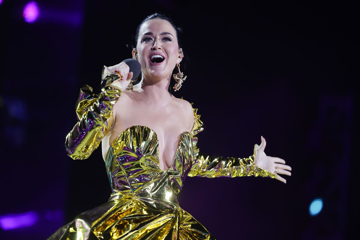 Katy Perry actúa en el escenario durante el concierto de coronación el 07 de mayo de 2023 en Windsor, Inglaterra. 