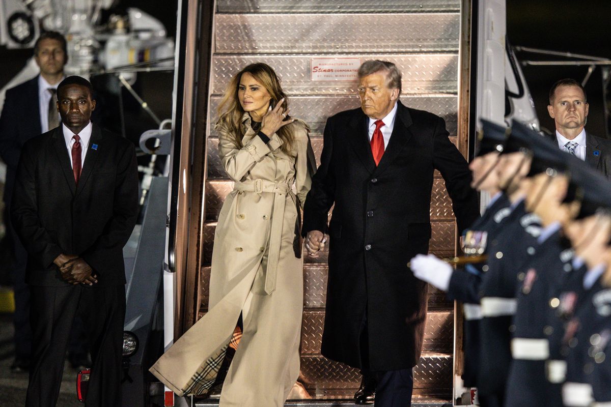 President Donald Trump and First Lady Melania Trump depart the Air Force one during the US President Donald Trump's state visit to the United Kingdom at London Stansted Airport, Stansted, United Kingdom, 16th September 2025

(Photo by Alfie Cosgrove/News Images) in Stansted, United Kingdom on 9/16/2025. (Photo by Alfie Cosgrove/News Images/Sipa USA)