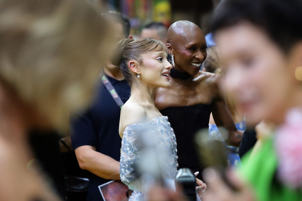 Ariana appeared visibly shaken, taking deep breaths as her co-stars comforted her.