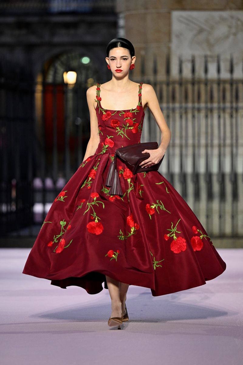 Florals in full bloom: clavel, violet, and rose motifs reigned on the Carolina Herrera SS26 runway.