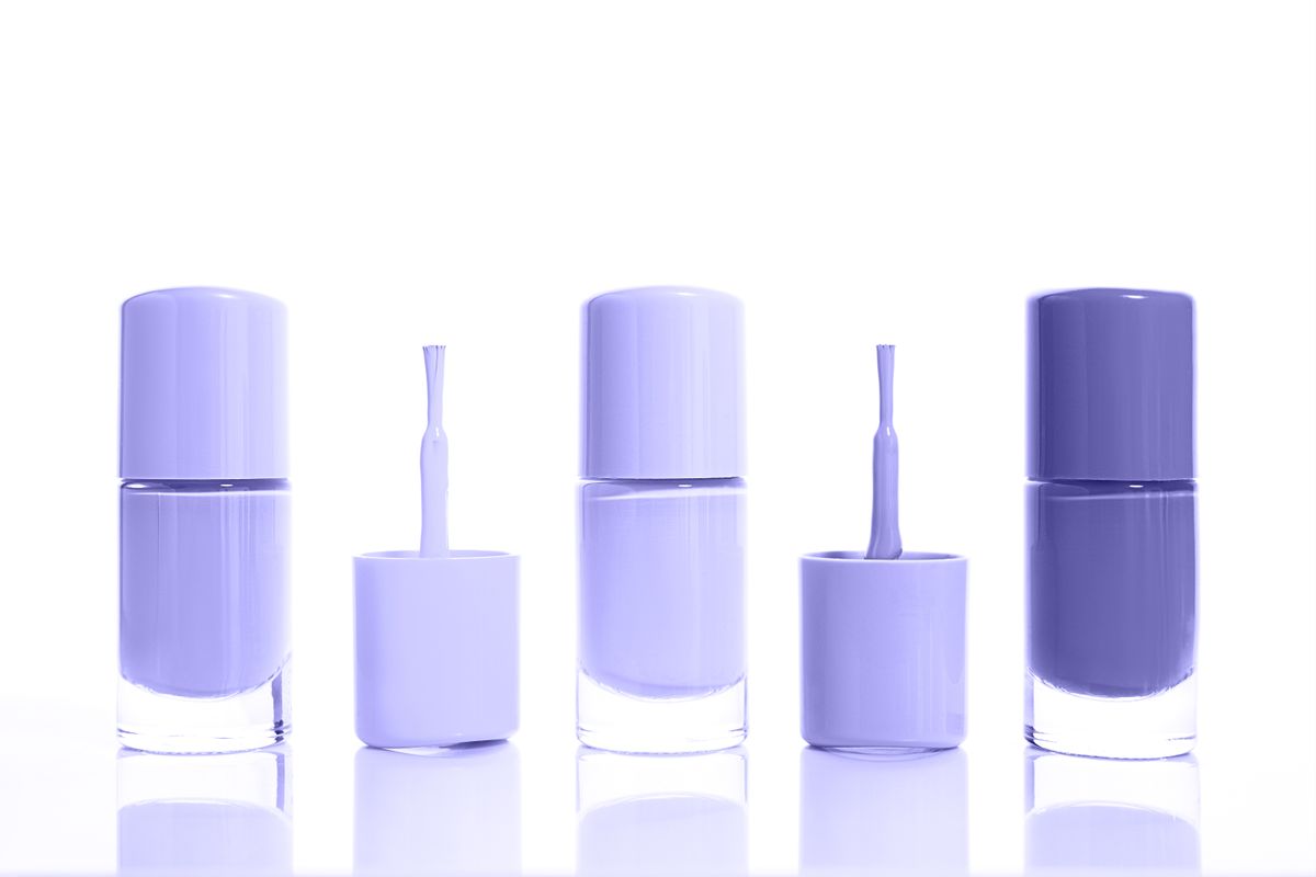 Nail polish in the trendy pastel Color of the Year 2022, Very Peri.