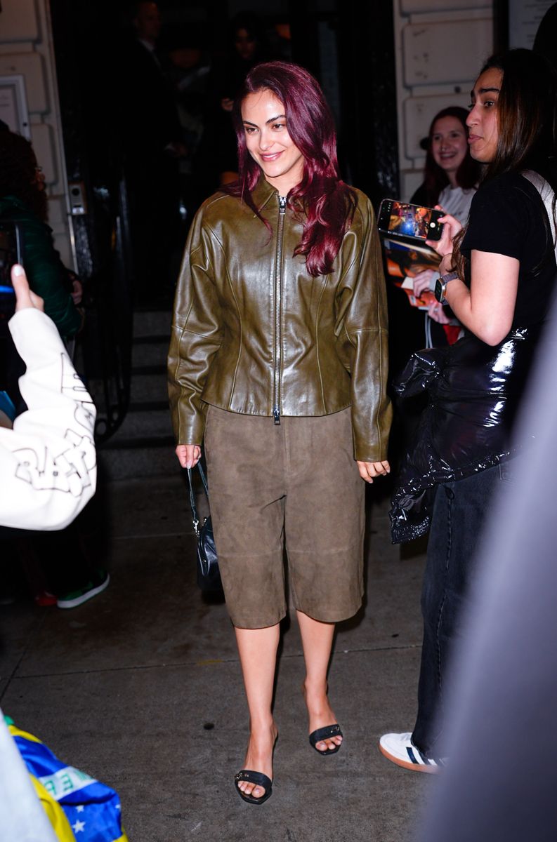 She debuted that transformation in a series of mirror selfies taken in an airport bathroom, which somehow made the moment even more iconic.

