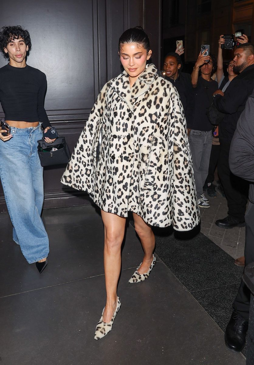 
Kylie Jenner looks stunning in a black and white printed outfit while heading to dinner in Paris. Kylie dined with friends at Hotel Costes.  Kylie Jenner prowls around Paris in leopard print cape and matching heels.  Her dark and glossy hair was slicked back into a neat bun set at the back of her head *** Kylie Jenner está impresionante con un conjunto estampado en blanco y negro mientras se dirige a cenar a París. Kylie cenó con amigos en el Hotel Costes.  Kylie Jenner se pasea por París con una capa estampada de leopardo y tacones a juego. Su pelo oscuro y brillante estaba peinado hacia atrás en un moño. Pictured: Kylie Jenner