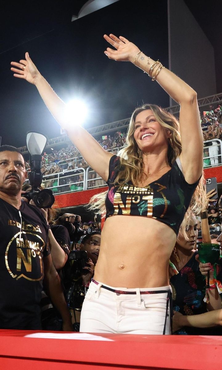 Supermodel Gisele Bundchen is enjoying the single life with a fun night at Rio de Janeiro's world-famous Carnival.