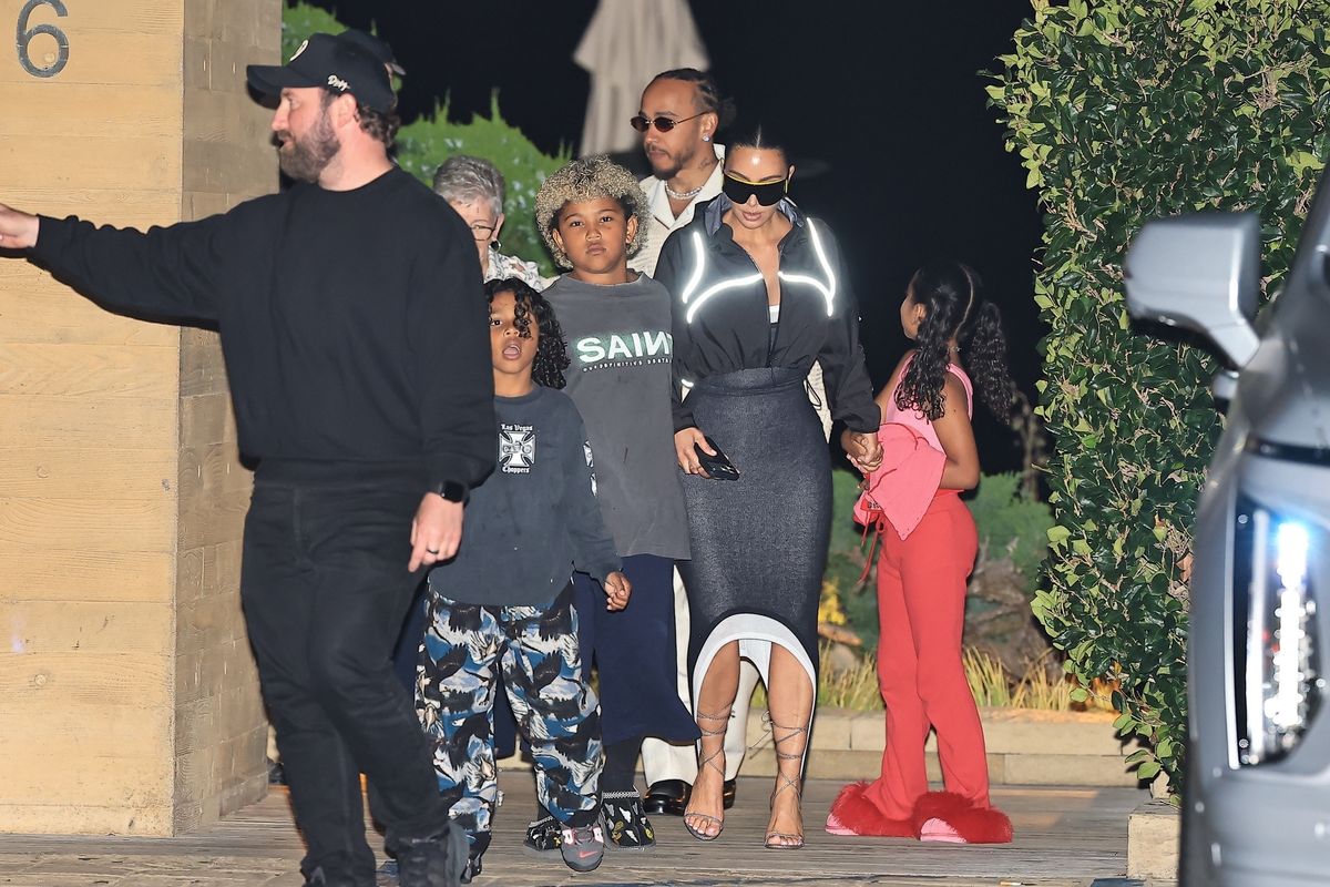 Foto © 2026 Backgrid/The Grosby Group EXCLUSIVO PREMIUM Los Ángeles, CA 27 DE MAYO DE 2026 Kim Kardashian y su novio, Lewis Hamilton, fueron vistos saliendo del restaurante Nobu con sus madres y los hijos de Kim, Saint, Chicago y Psalm. Scott Disick también estaba en el mismo restaurante con sus hijos en ese momento celebrando su cumpleaños, pero en mesas separadas de Kim y Lewis.**** Kim Kardashian y su novio Lewis Hamilton fueron vistos saliendo del restaurante Nobu junto a sus madres y los hijos de Kim, Saint, Chicago y Psalm.  Scott Disick también se encontró en el mismo restaurante celebrando su cumpleaños con sus hijos, aunque en mesas separadas de Kim y Lewis.