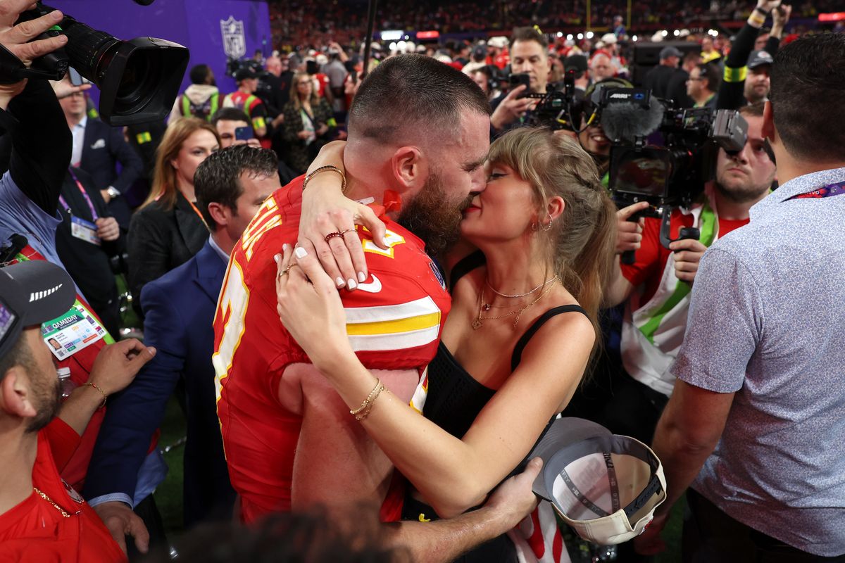 Taylor Swift and Travis Kelce's wedding guest debunks viral claims about champagne and buffet lines