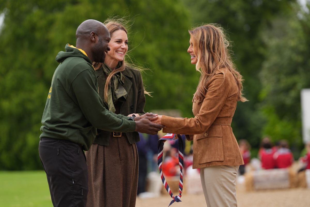 Melania and Kate met with Chief Scout Dwayne Fields, who presented a Scout scarf to the US First Lady