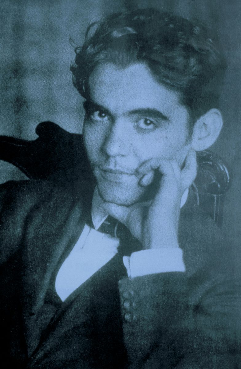 The title La Bola Negra references an unfinished work by Federico García Lorca, who was assassinated in 1936 at the beginning of the Spanish Civil War.