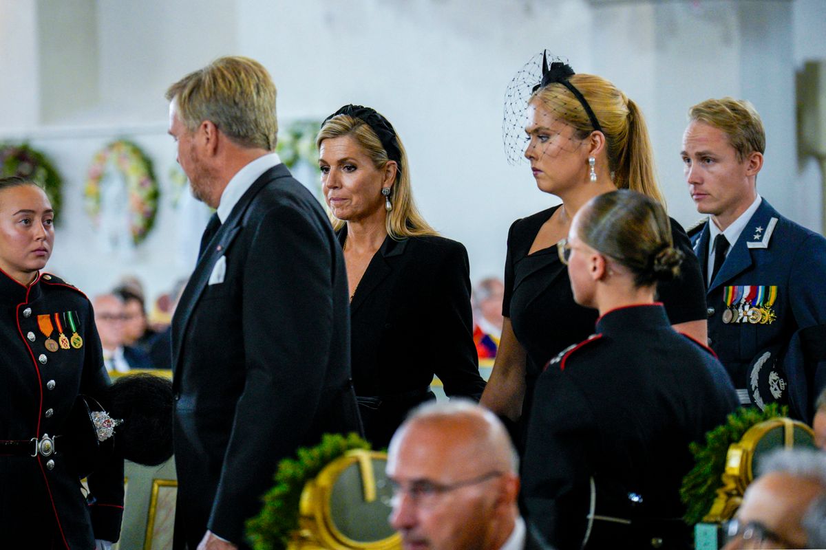 Queen Máxima and Crown Princess Amalia both wore striking teardrop pearl earrings for the solemn occasion.