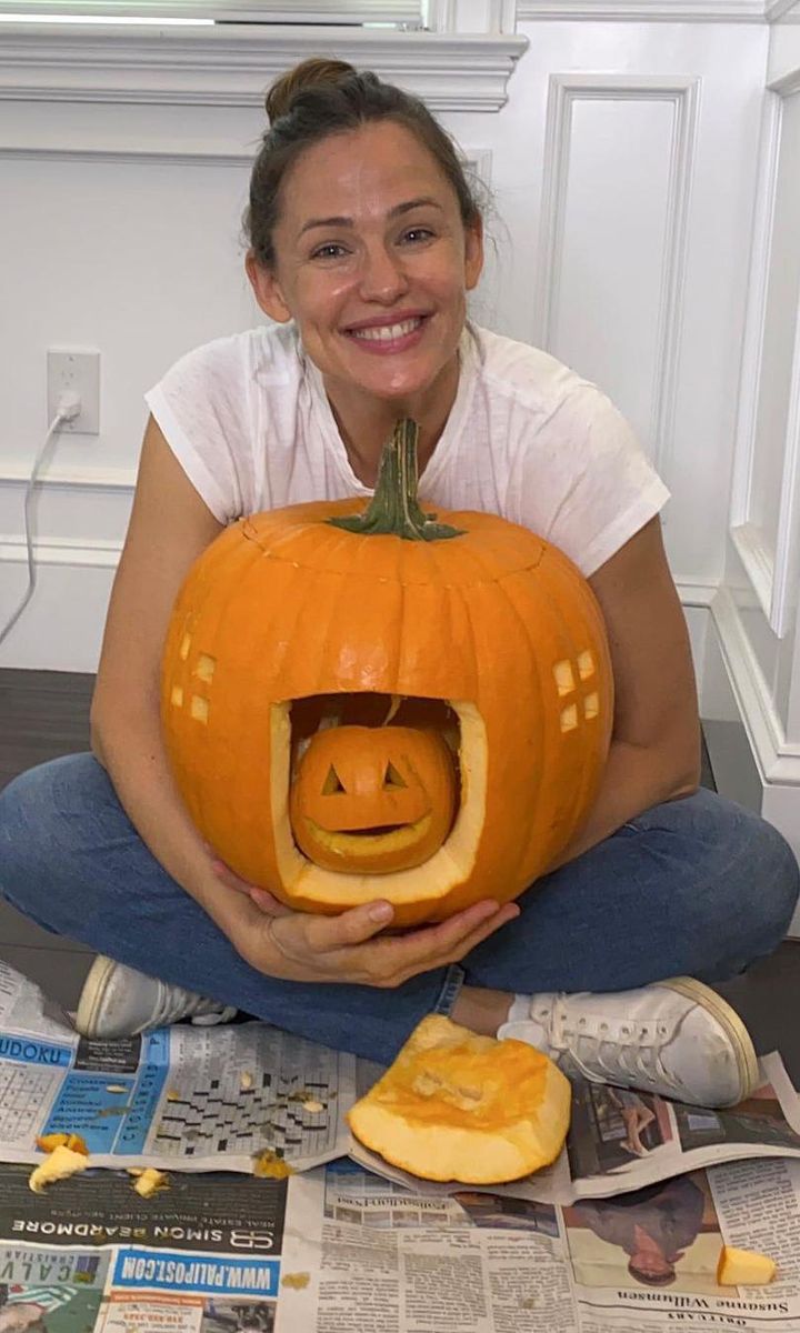 Jennifer Garner holds her carved pumpkins