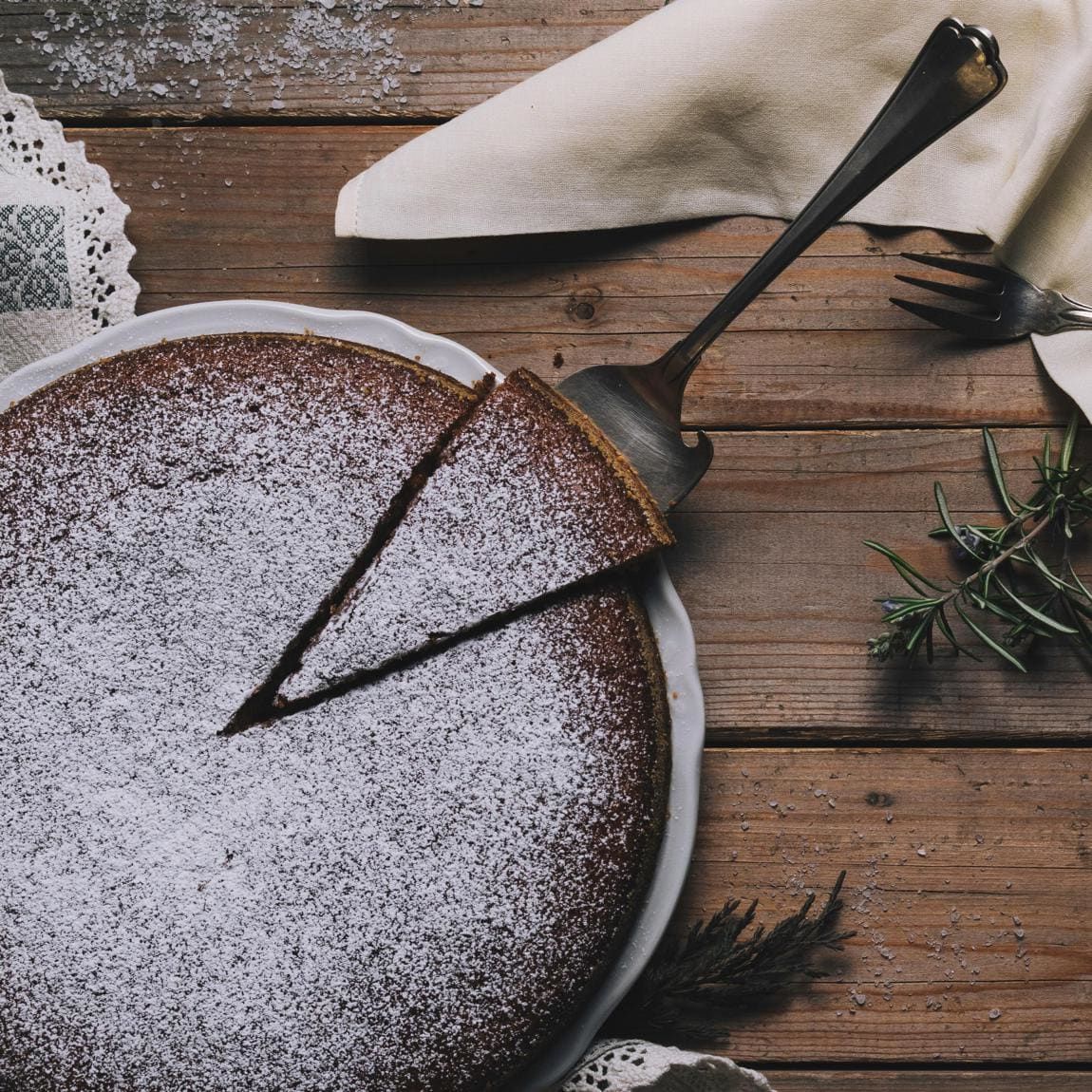 Cake with powdered sugar