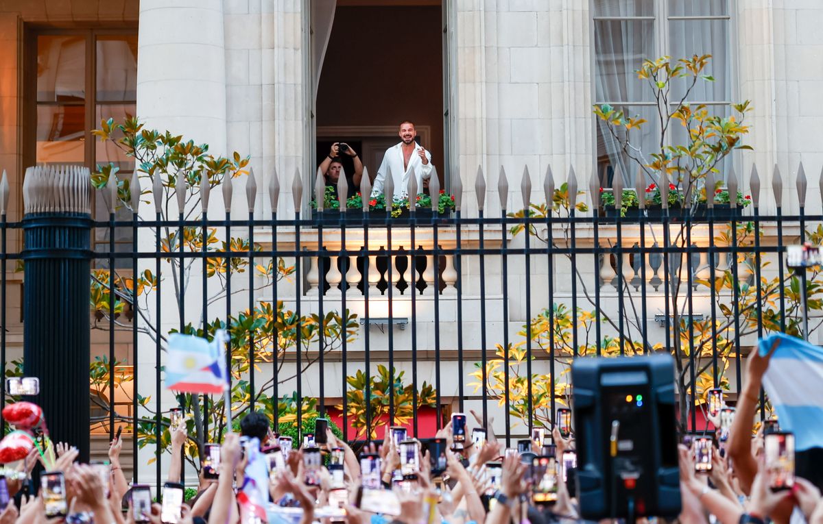 Ricky Martin made his fans go wild who were waiting for him outside the Hyatt Hotel.