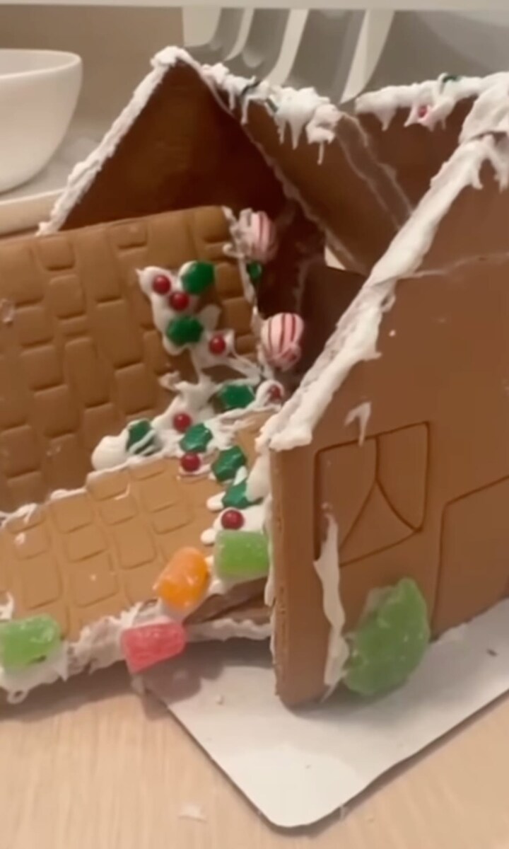 Shakira gingerbread house