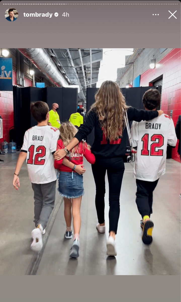 Tom shared a picture of Gisele with Benjamin, Vivian and Jack