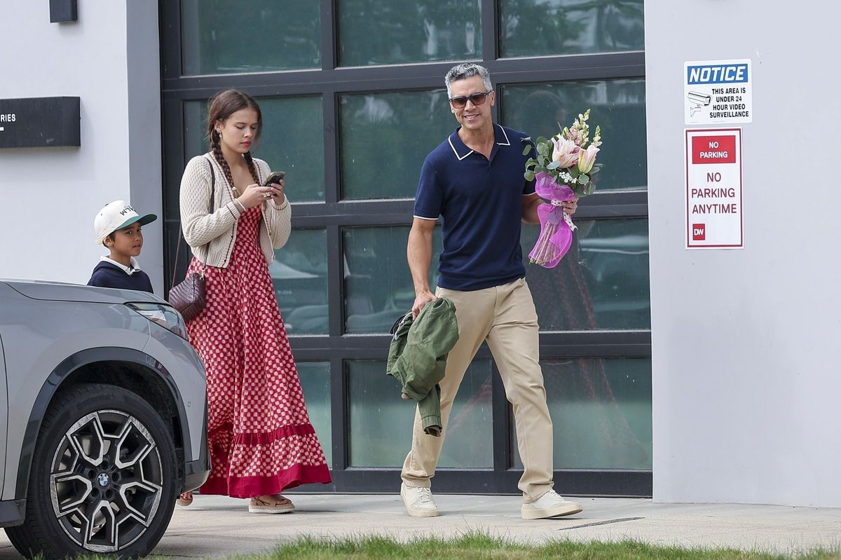 Warren was photographed walking with his daughter Honor and his son Hayes