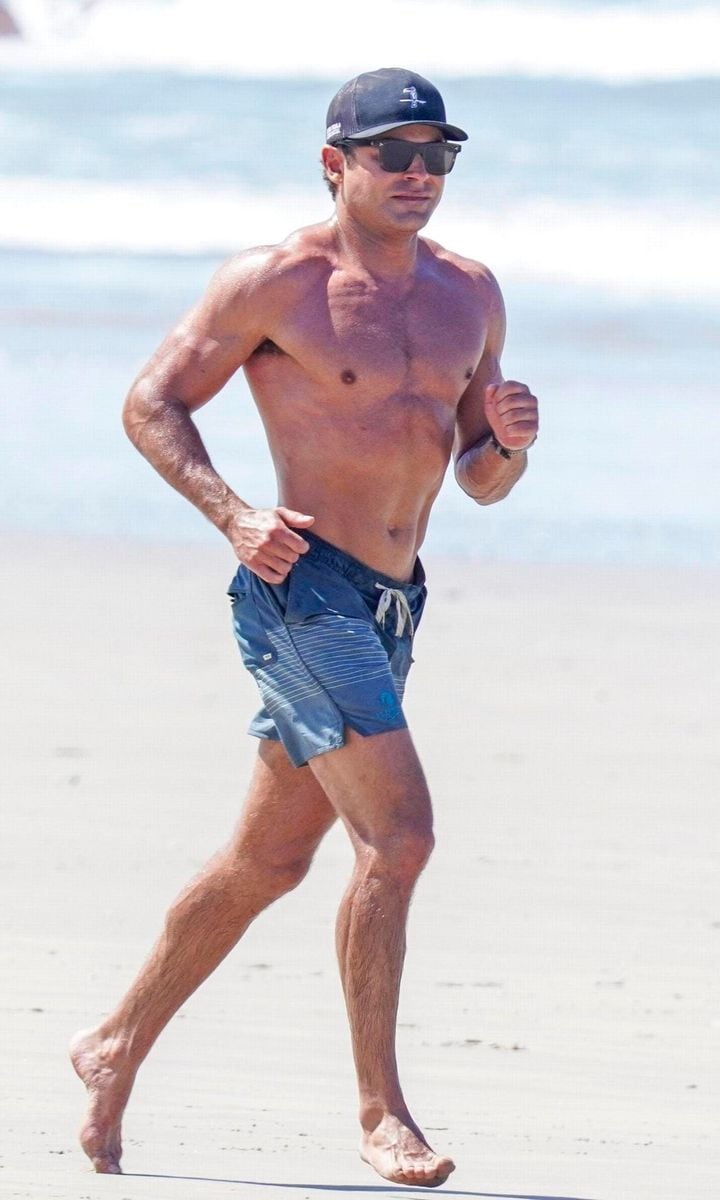 Shirtless Zac Efron Shows Off His Chiseled Body At The Beach In Costa Rica