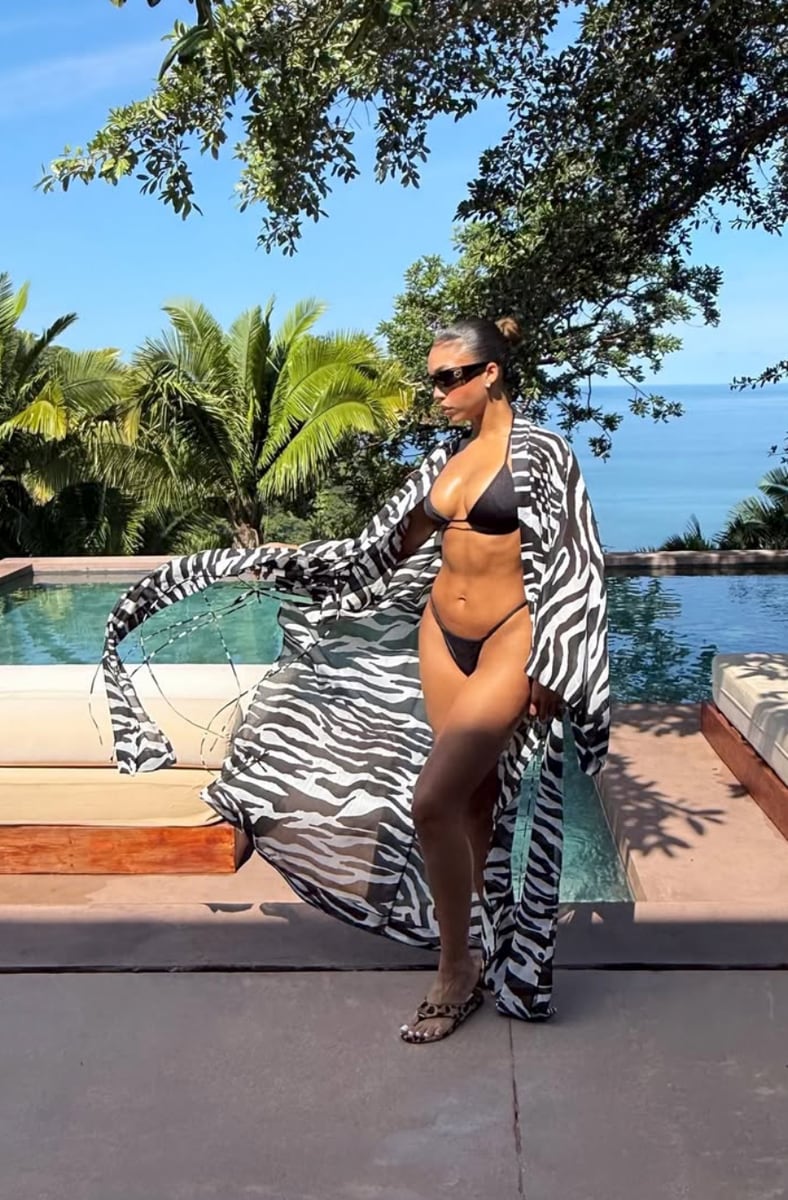 Lori showed off her toned abs in a black bikini paired with a flowing zebra-print cover-up