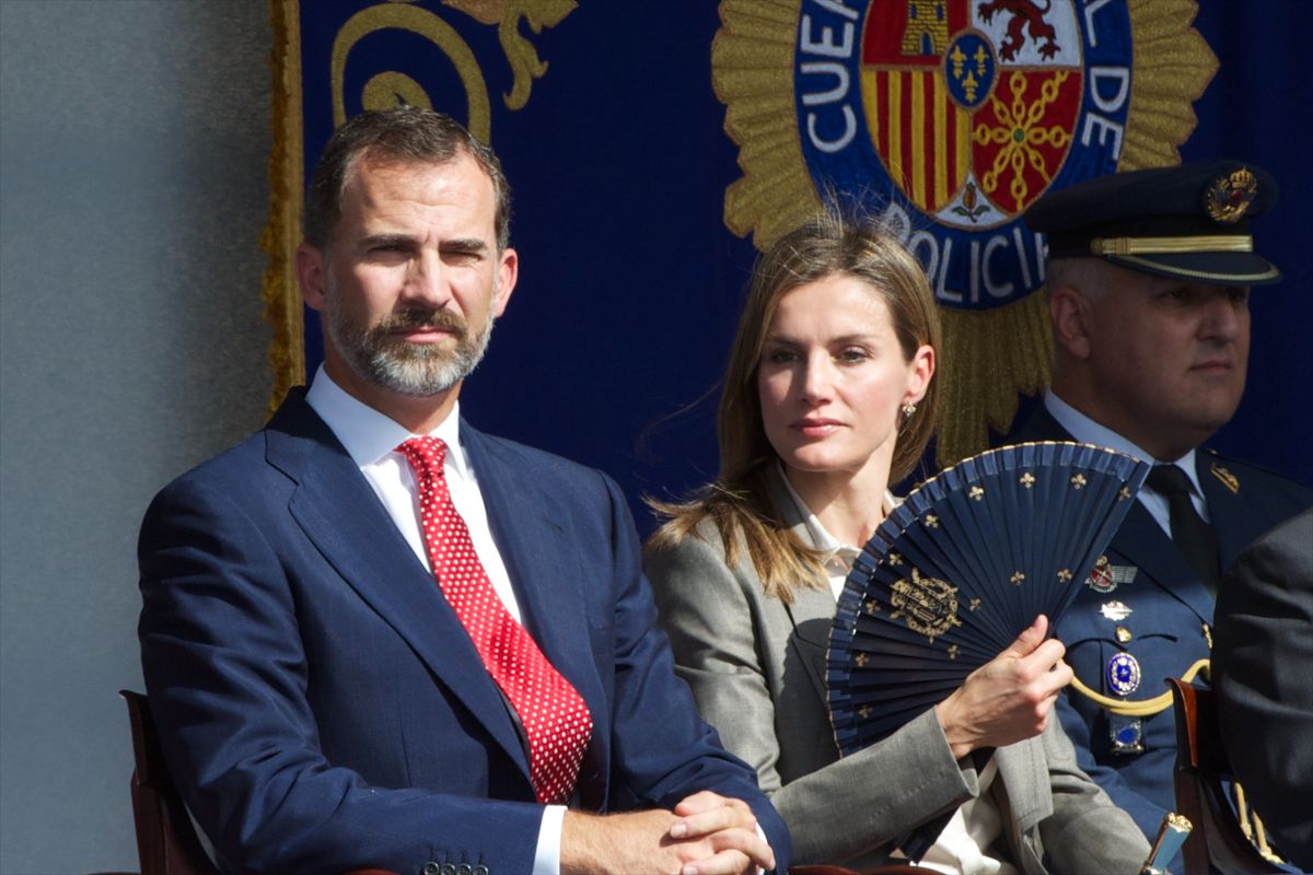 While still Princess of Asturias, Letizia carried a blue fan featuring the coat of arms of King Juan Carlos I and the fleur-de-lis in 2013.
