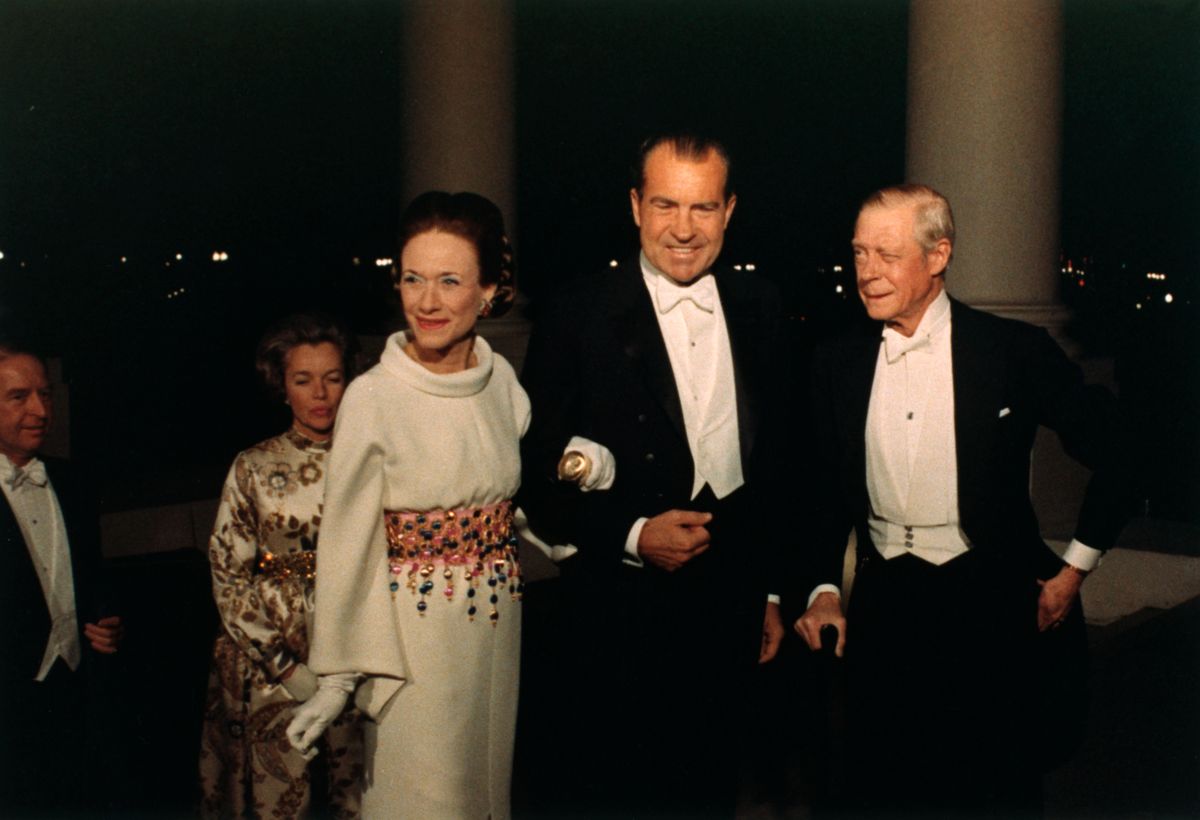 Richard Nixon escolta a la duquesa de Windsor mientras el duque está cerca (a la derecha). 