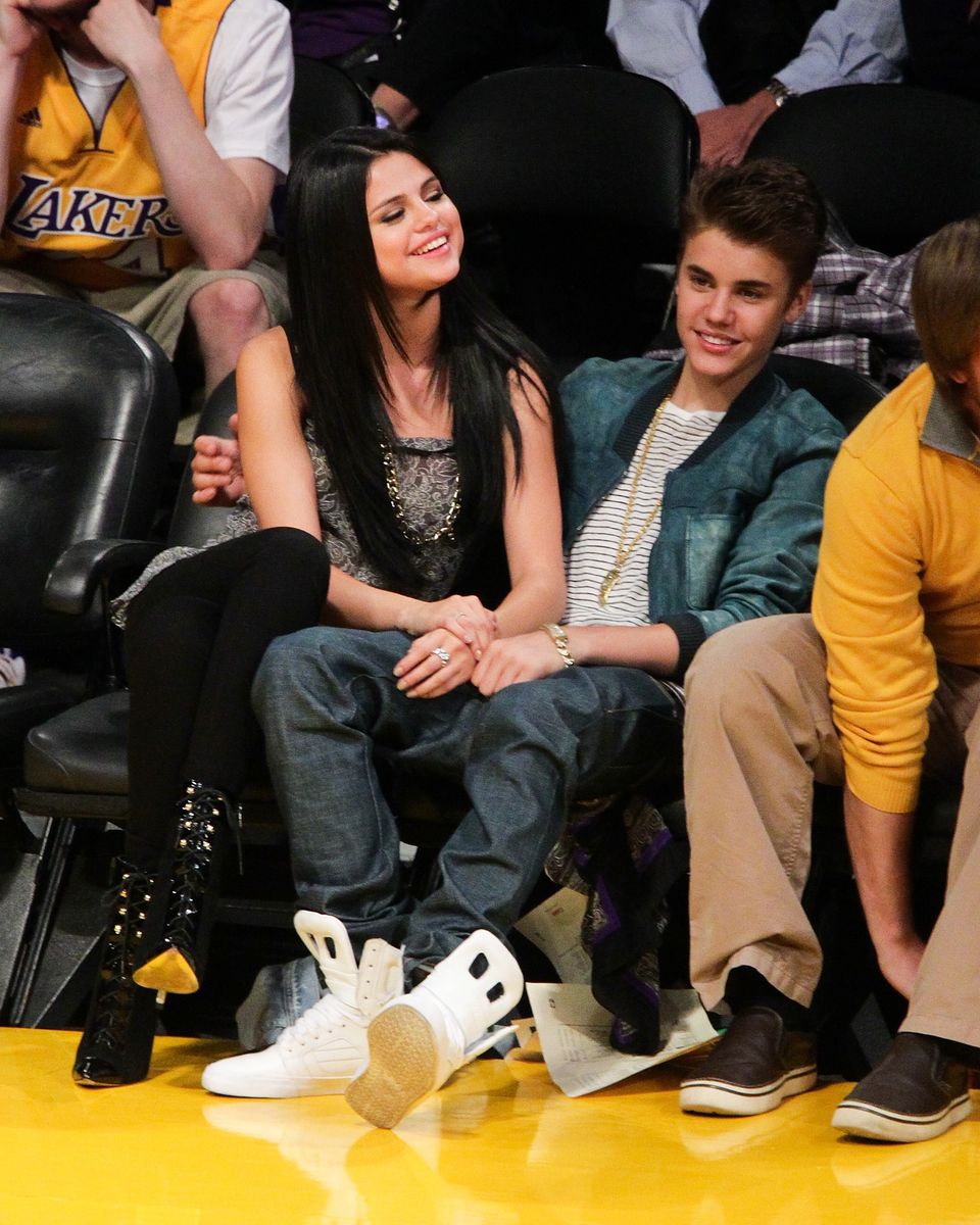 Selena has always supported her home state. In 2012 she was spotted with her ex Justin Bieber at a game between the San Antonio Spurs and the Los Angeles Lakers 