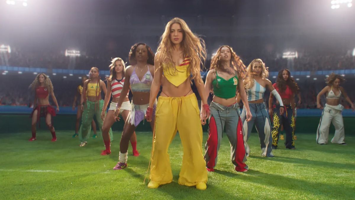 Shakira premieres the video for 'Dai Dai'.