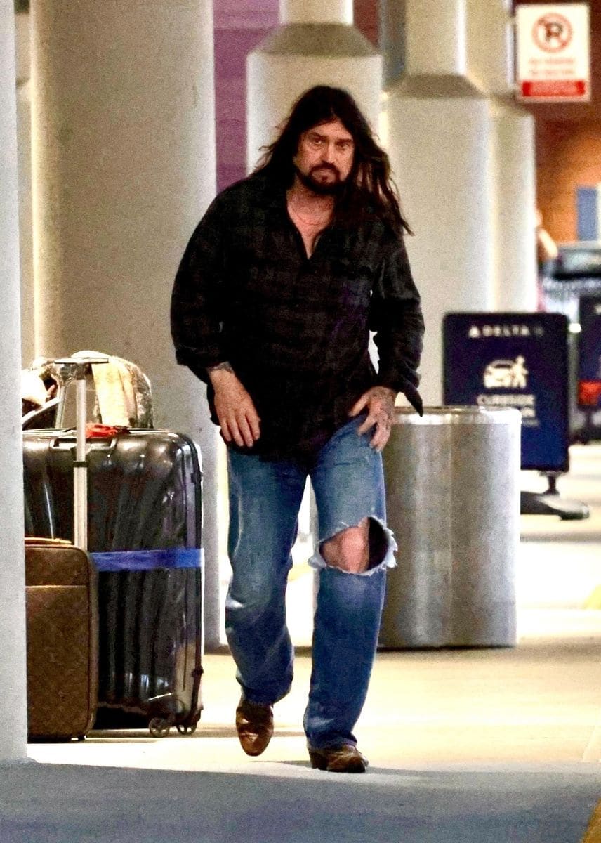 Cyrus dropped off Hurley at the airport for a late night flight