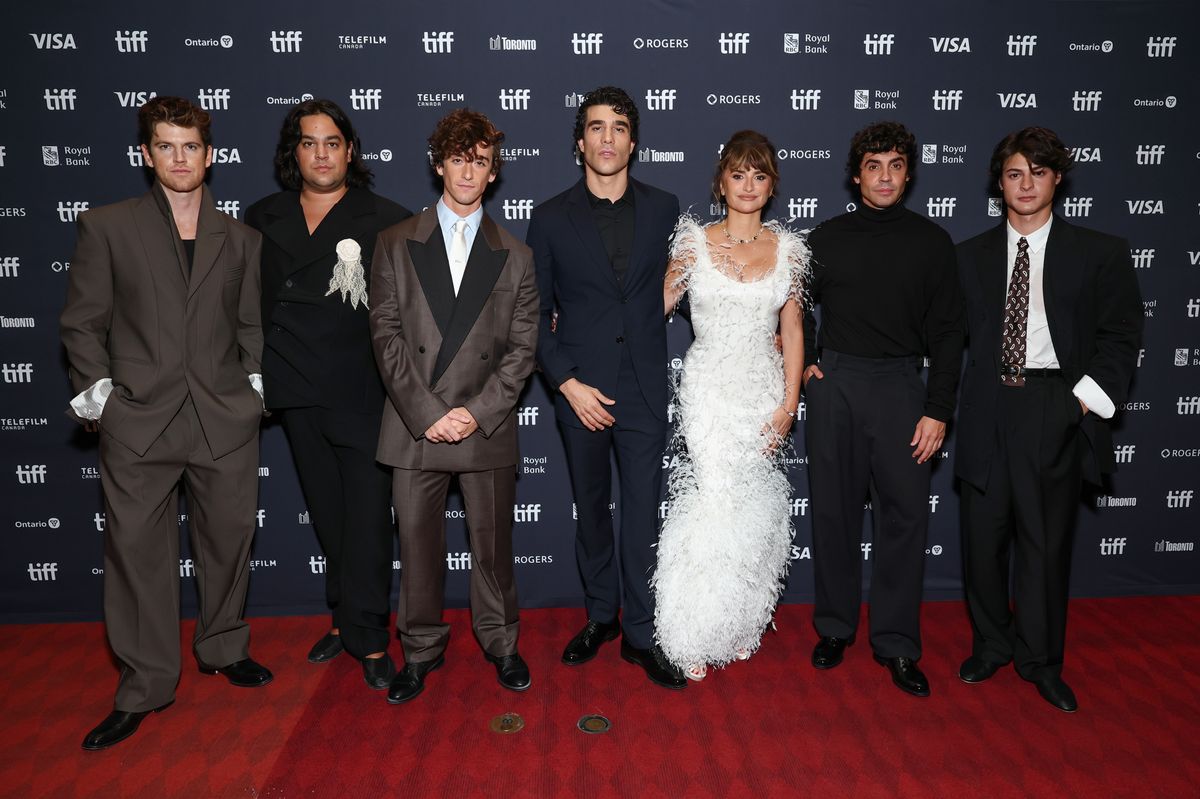 Guitarricadelafuente joined Miguel Bernardeau, Carlos González, directors Javier Calvo and Javier Ambrossi, Penélope Cruz and Milo Quifes at the Canadian premiere of La Bola Negra in Toronto on September 15, 2026.