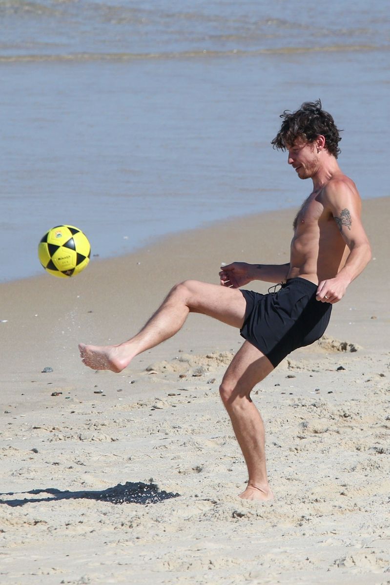 Shawn Mendes gets into the World Cup spirit while playing altinha with friends on a beach in Rio De Janeiro, Brazil. The shirtless singer showed off his fancy footwork as the group kept the ball in the air during the popular Brazilian beach pastime.
***
Shawn Mendes se contagió del espíritu del Mundial jugando al altinha con amigos en una playa de Río de Janeiro, Brasil. El cantante, sin camiseta, hizo gala de su destreza con el balón mientras el grupo lo mantenía en el aire durante este popular juego playero brasileño.